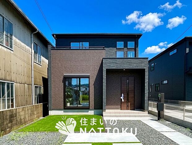 【現地写真（外観）【１号地】】雨で汚れを落とし、耐久性・耐候性に優れた外壁を使用しています。