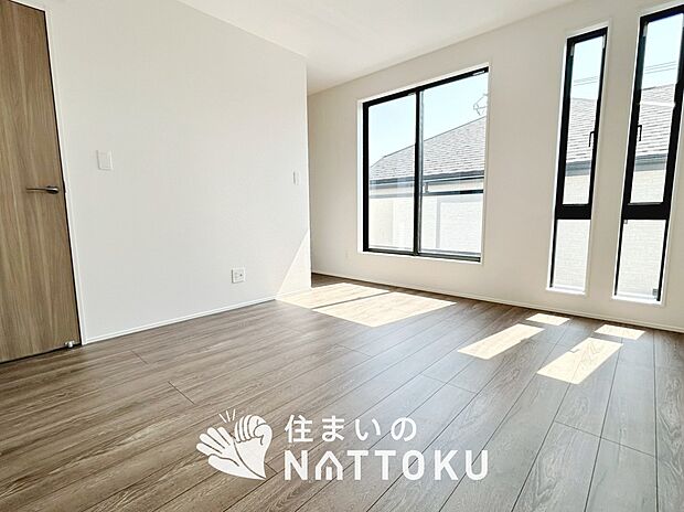 【現地写真（寝室）】木目の美しさを際立たせるシンプルデザインの建具を使用しています。
