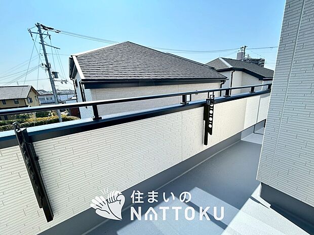 【バルコニー】奥行きが広く、洗濯物をゆったりと干せる十分な広さで、家族の洗濯も捗ります。