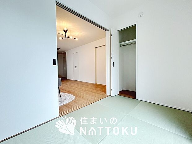 【現地写真（和室）】大壁仕様の新和室。くつろぎの空間です。