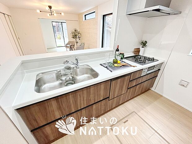 【現地写真（キッチン）】収納たっぷりのシステムキッチン、浄水器付水栓を標準装備しています。