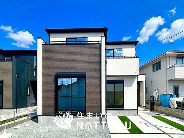 【現地写真（外観）【２号地】】軽くて火災に強い屋根材を採用し、地震時の建物への負担や揺れを軽減しています。
