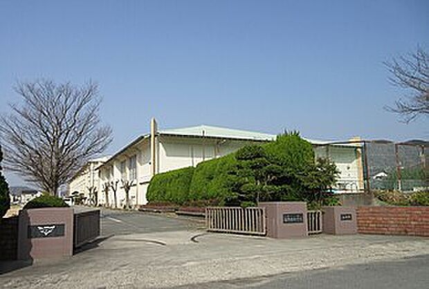 たつの市立龍野西中学校（約880m）