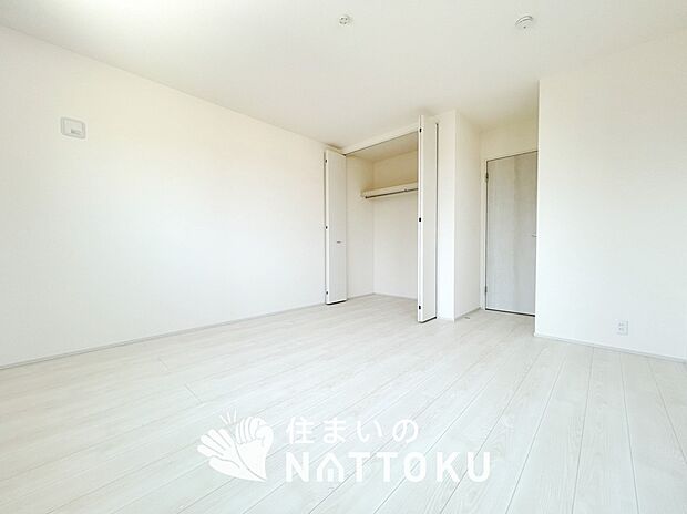【現地写真（寝室）】木目の美しさを際立たせるシンプルデザインの建具を使用しています。