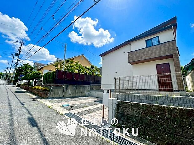 【現地写真(前道含む外観)】断熱性、気密性を高める工夫で一年中ずっと心地よく暮らせる、高気密・高断熱です。