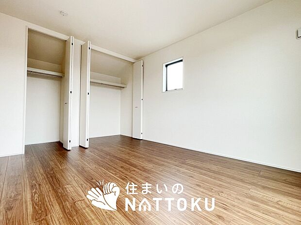 【現地写真（洋室）】木目の美しさを際立たせるシンプルデザインの建具を使用しています。