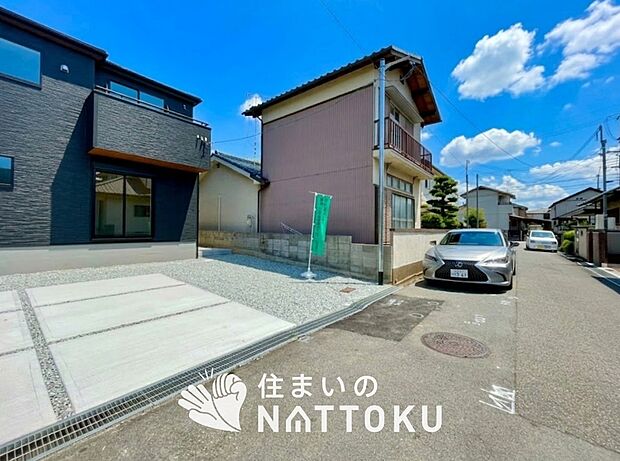【現地写真（前道含む外観）】健康被害に配慮したもっとも安全性の高い建材を採用し、シックハウス対策をしております。