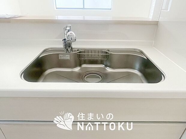 【浄水器内臓型ハンドシャワー付シンク】フラットな構造で清掃性が高く、過熱防止センサー付３口タイプで日頃の家事も快適です。