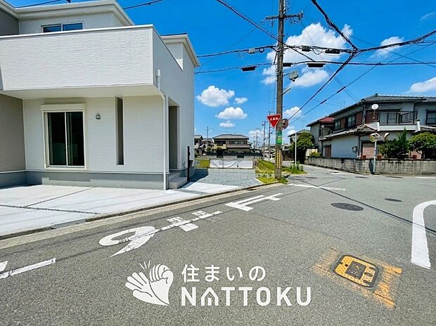 【現地写真（前道含む外観）】軽くて火災に強い屋根材を採用し、地震時の建物への負担や揺れを軽減しています。