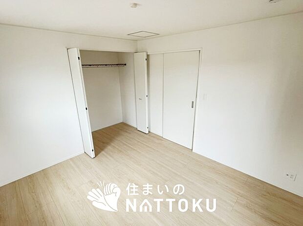 【現地写真（寝室）】木目の美しさを際立たせるシンプルデザインの建具を使用しています。