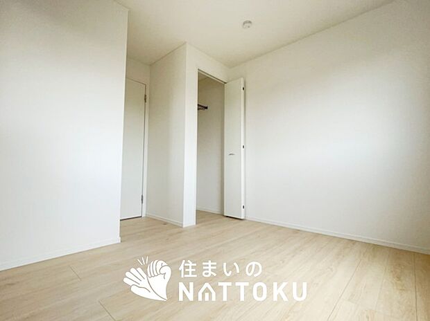 【現地写真（洋室）】木目の美しさを際立たせるシンプルデザインの建具を使用しています。