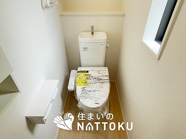 【トイレ】汚れてもサッとひと拭きでお手入れ簡単、エコ仕様の温水洗浄便座付きのトイレです。
バリアフリーにも配慮しています。