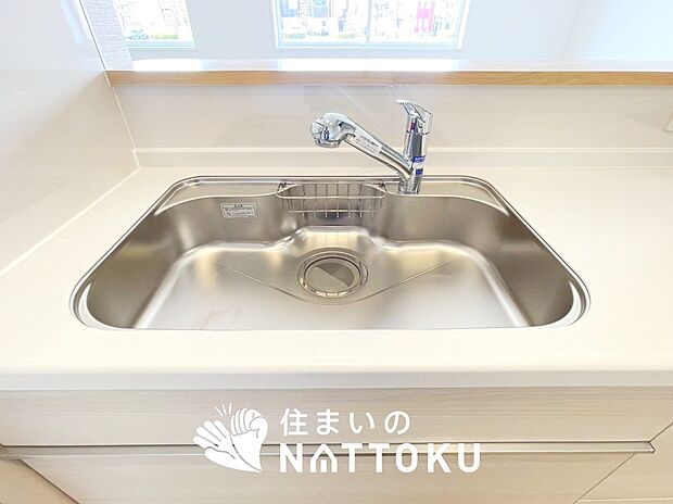 【浄水器内臓ハンドシャワー付シンク】広々とした凸型シンクに洗剤ポケットを標準装備。すっきり収納できます。
また、蛇口の先端に浄水器を内蔵しているため場所をとりません。
