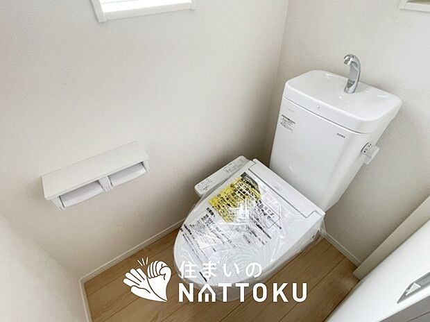 【トイレ】汚れてもサッとひと拭きでお手入れ簡単、エコ仕様の温水洗浄便座付きのトイレです。
バリアフリーにも配慮しています。