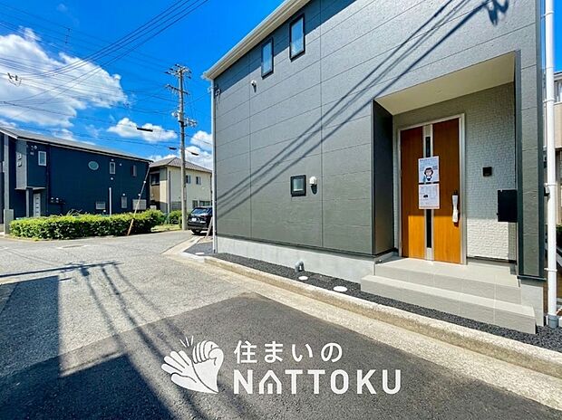 【現地写真（前道含む外観）】軽くて火災に強い屋根材を採用し、地震時の建物への負担や揺れを軽減しています。
