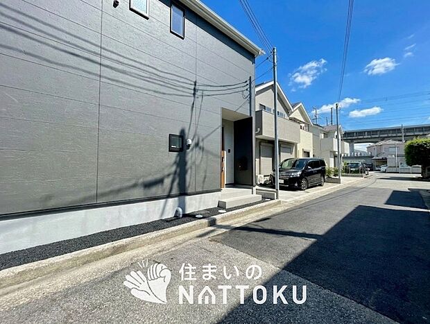 【現地写真（前道含む外観）】健康被害に配慮したもっとも安全性の高い建材を採用し、シックハウス対策をしております。