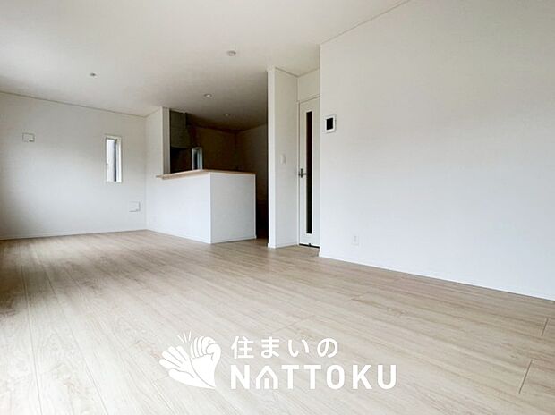 【現地写真（リビング）】フローリング材には、木目、色調など木材特有の風合いがあり、ナチュラルな美しさになっています。
