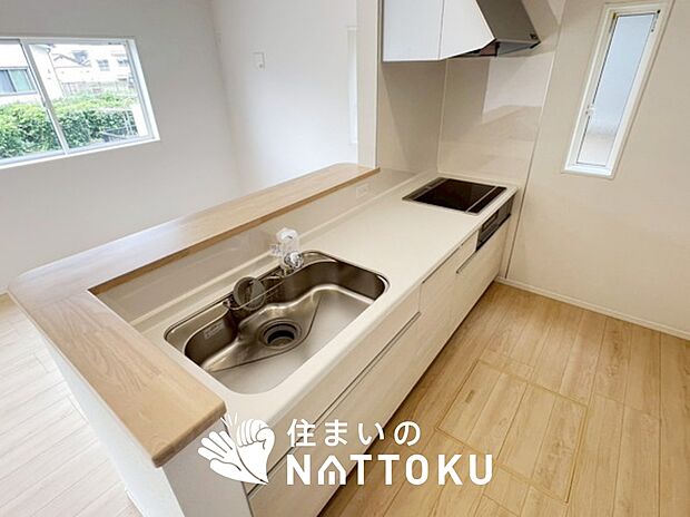 【現地写真（キッチン）】収納たっぷりのシステムキッチン、浄水器付水栓を標準装備しています。