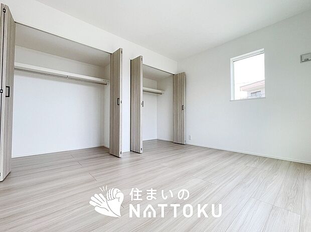 【現地写真（寝室）】木目の美しさを際立たせるシンプルデザインの建具を使用しています。