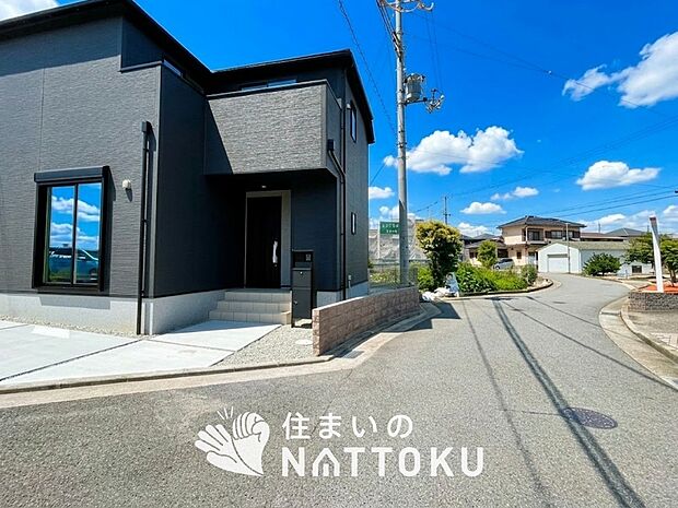 【現地写真（前道含む外観）】軽くて火災に強い屋根材を採用し、地震時の建物への負担や揺れを軽減しています。