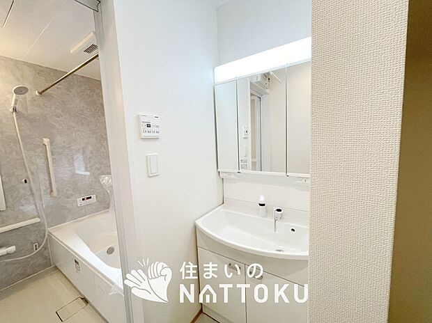 【洗面台・洗面所】鏡の両サイドは、必要なものを取出しやすく、大きな鏡面で朝の準備も快適。
使いやすいリフトアップ機能付きのシングルレバーシャワー水栓付です。