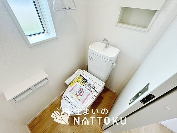 【トイレ】汚れてもサッとひと拭きでお手入れ簡単、エコ仕様の温水洗浄便座付きのトイレです。
バリアフリーにも配慮しています。