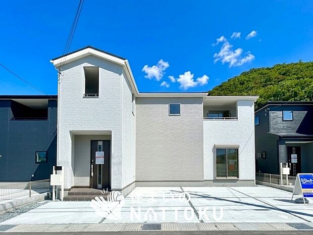 【現地写真（外観）【２号地】】軽くて火災に強い屋根材を採用し、地震時の建物への負担や揺れを軽減しています。