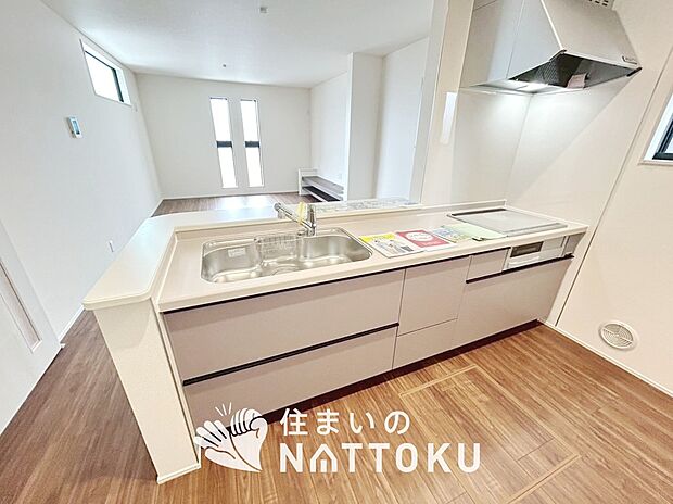 【現地写真（キッチン）】収納たっぷりのシステムキッチン、浄水器付水栓を標準装備しています。