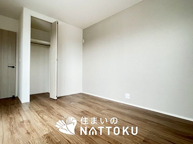 【現地写真（寝室）】木目の美しさを際立たせるシンプルデザインの建具を使用しています。