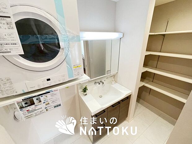 【洗面台・洗面所】鏡の両サイドは、必要なものを取出しやすく、大きな鏡面で朝の準備も快適。
使いやすいリフトアップ機能付きのシングルレバーシャワー水栓付です。