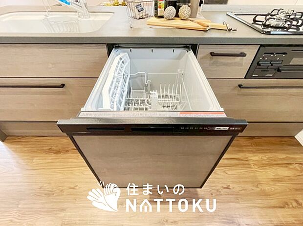 【食器洗い乾燥機】食後の時間にゆとりを与えてくれる食器洗い乾燥機。
操作ボタンも上面にあるので、腰をかがめずに操作ができラクラクです。