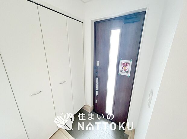 【現地写真（玄関）】玄関には、大型のシューズ収納を設置しています。