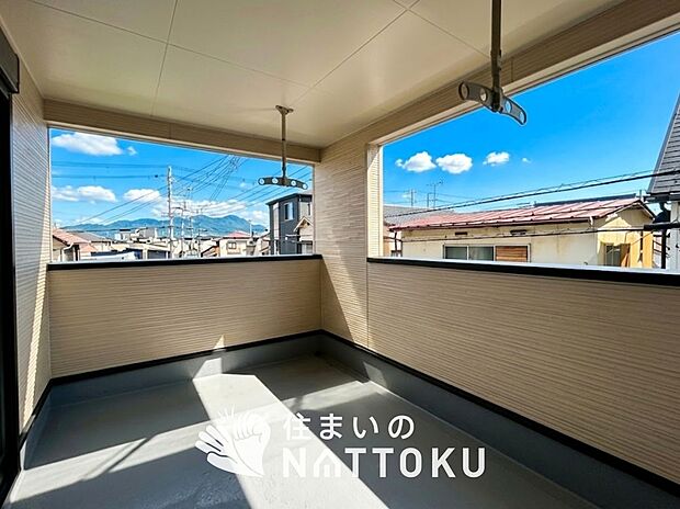 【バルコニー】奥行きが広く、洗濯物をゆったりと干せる十分な広さで、家族の洗濯も捗ります。