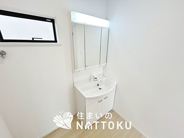 【洗面台・洗面所】鏡の両サイドは、必要なものを取出しやすく、大きな鏡面で朝の準備も快適。
使いやすいリフトアップ機能付きのシングルレバーシャワー水栓付です。