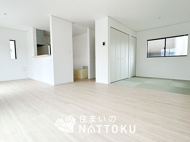 【現地写真（リビング）】フローリング材には、木目、色調など木材特有の風合いがあり、ナチュラルな美しさになっています。