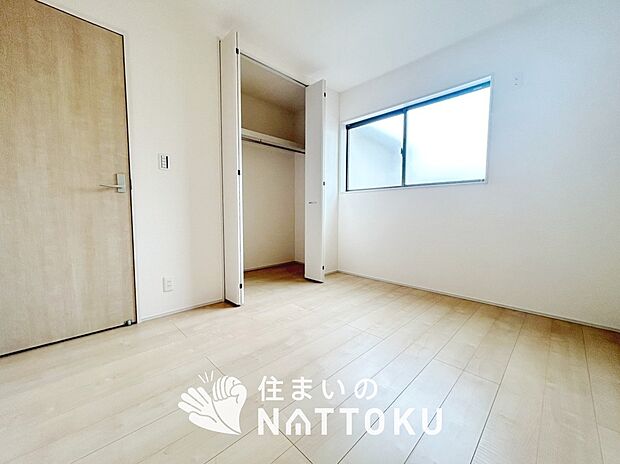 【現地写真（洋室）】木目の美しさを際立たせるシンプルデザインの建具を使用しています。