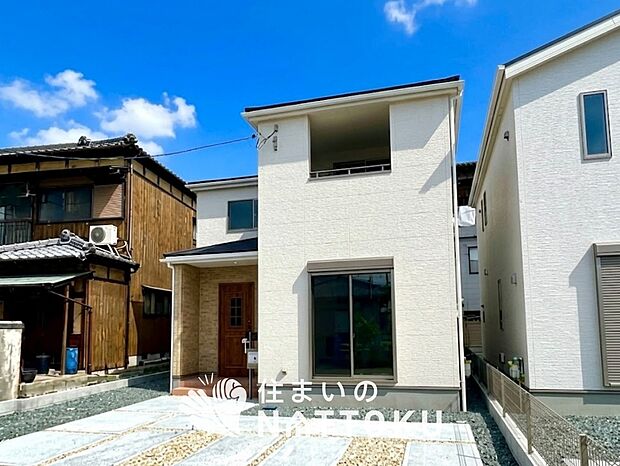 【現地写真（外観）【１号地】】軽くて火災に強い屋根材を採用し、地震時の建物への負担や揺れを軽減しています。