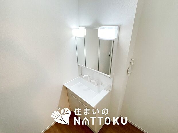 【洗面台・洗面所】鏡の両サイドは、必要なものを取出しやすく、大きな鏡面で朝の準備も快適。
使いやすいリフトアップ機能付きのシングルレバーシャワー水栓付です。