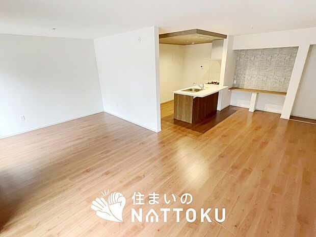 【現地写真（リビング）】フローリング材には、木目、色調など木材特有の風合いがあり、ナチュラルな美しさになっています。