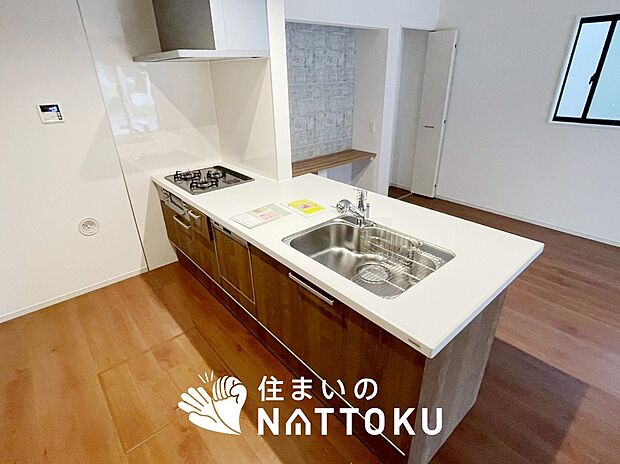 【現地写真（キッチン）】収納たっぷりのシステムキッチン、浄水器付水栓を標準装備しています。