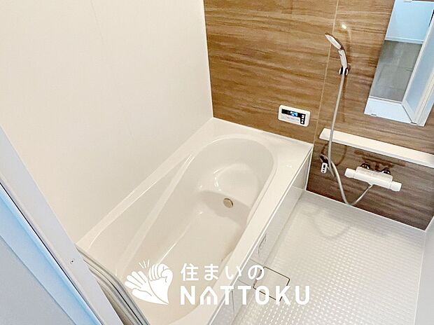 【現地写真（浴室）】浴室暖房乾燥機付き。１坪タイプで広々です。