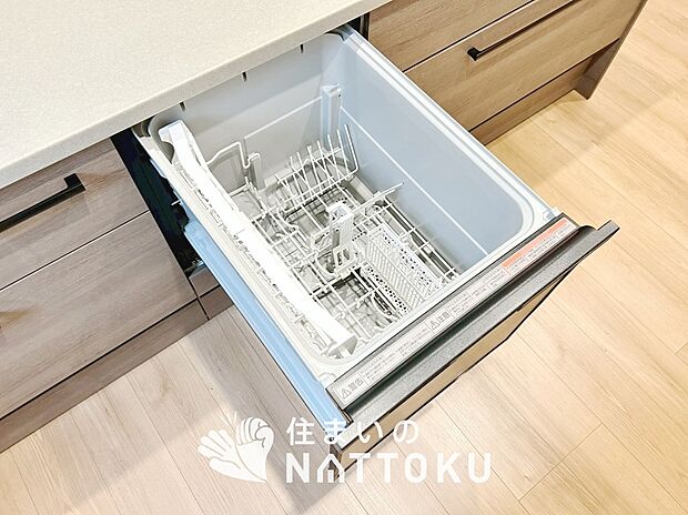【食器洗い乾燥機】食後の時間にゆとりを与えてくれる食器洗い乾燥機。
操作ボタンも上面にあるので、腰をかがめずに操作ができラクラクです。