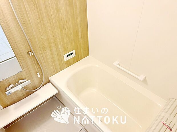 【現地写真(浴室)】浴室暖房乾燥機付き。1坪タイプで広々です。