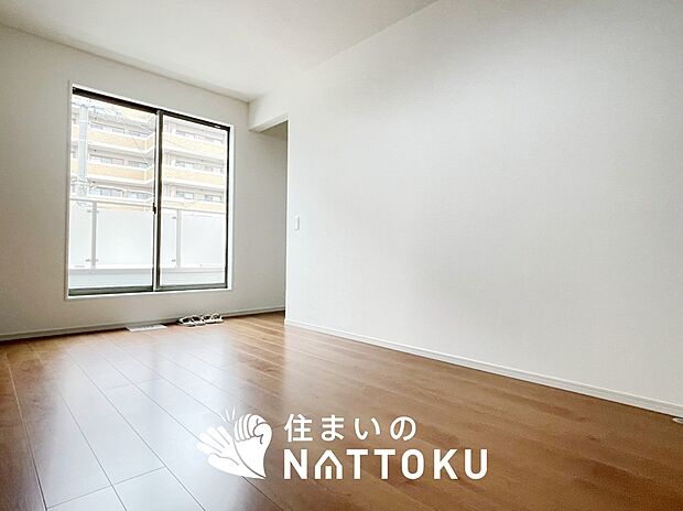 【現地写真(寝室)】木目の美しさを際立たせるシンプルデザインの建具を使用しています。
