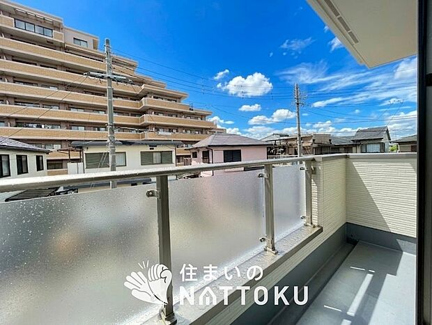 【バルコニー】奥行きが広く、洗濯物をゆったりと干せる十分な広さで、家族の洗濯も捗ります。