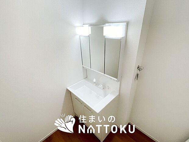 【洗面台・洗面所】鏡の両サイドは、必要なものを取出しやすく、大きな鏡面で朝の準備も快適。
使いやすいリフトアップ機能付きのシングルレバーシャワー水栓付です。