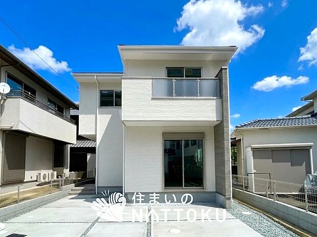 【現地写真(外観)】軽くて火災に強い屋根材を採用し、地震時の建物への負担や揺れを軽減しています。