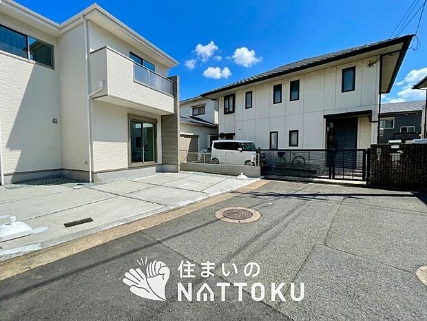 【現地写真(前道含む外観)】お引渡し後も無償の定期点検を行っており、暮らしの安心をお届けしています。