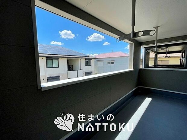【バルコニー】奥行きが広く、洗濯物をゆったりと干せる十分な広さで、家族の洗濯も捗ります。