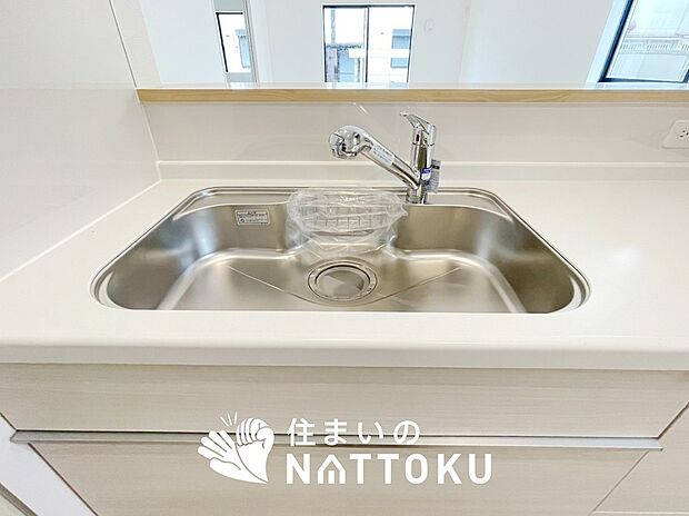 【浄水器内臓ハンドシャワー付シンク】広々とした凸型シンクに洗剤ポケットを標準装備。すっきり収納できます。
また、蛇口の先端に浄水器を内蔵しているため場所をとりません。